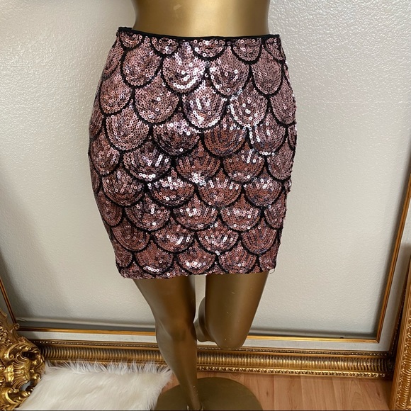 Lily Rose Sequin Scalloped Design Mini Skirt - Picture 2 of 6
